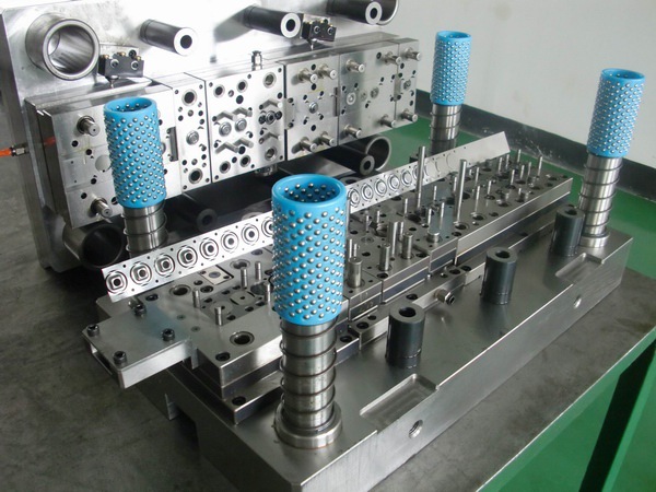 stamping-mold-selection-for-high-volume-production-when-progressive-dies-pay-off.jpg